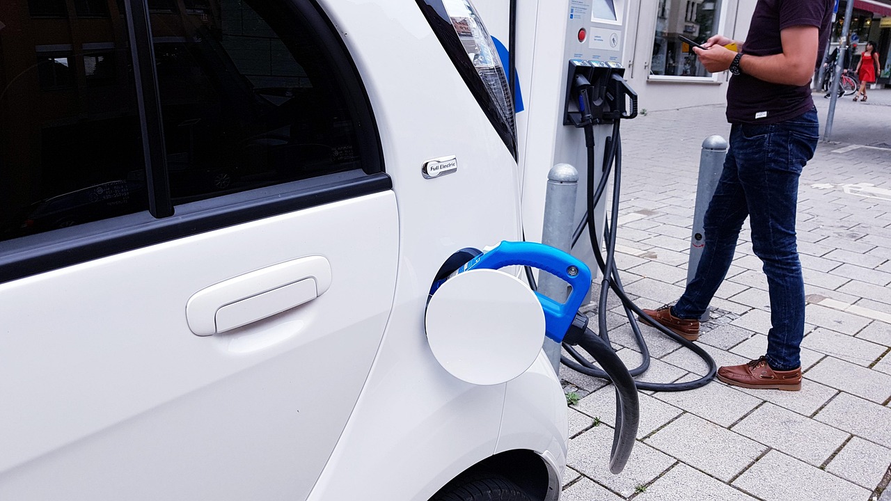 découvrez tout sur la voiture électrique : avantages, fonctionnement, modèles disponibles et conseils pour adopter une conduite écologique et économique.