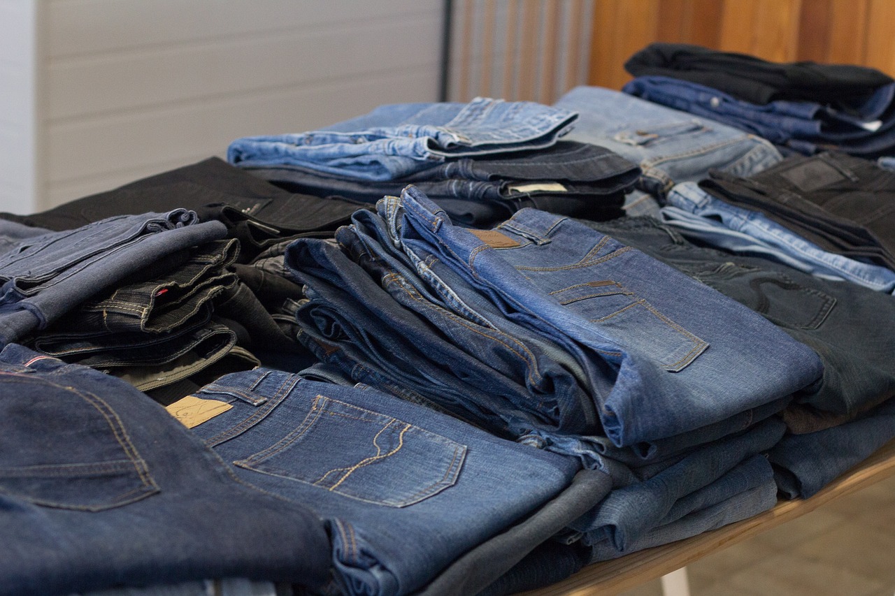 découvrez l'upcycling, une démarche écologique qui transforme les objets et matériaux inutilisés en créations uniques et durables, alliant créativité et respect de l'environnement.