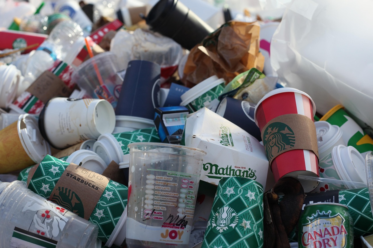 découvrez l'impact environnemental de la fast fashion et comment cette industrie influence la pollution, la consommation d'eau et les déchets textiles.