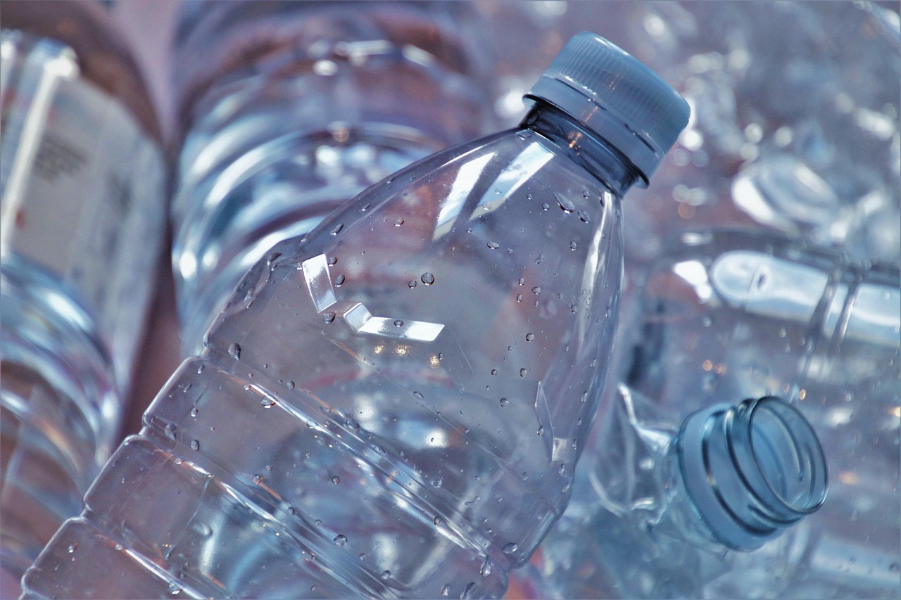 Recyclage plastique maison : techniques simples pour transformer vos déchets en ressources utiles