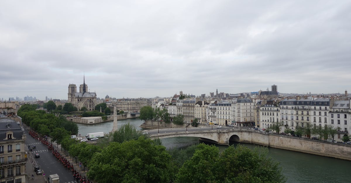 découvrez l'accord de paris, un engagement mondial crucial pour lutter contre le changement climatique. cet accord vise à limiter le réchauffement climatique en réduisant les émissions de gaz à effet de serre et en favorisant un développement durable. explorez ses objectifs, ses impacts et l'importance de la coopération internationale dans la préservation de notre planète.