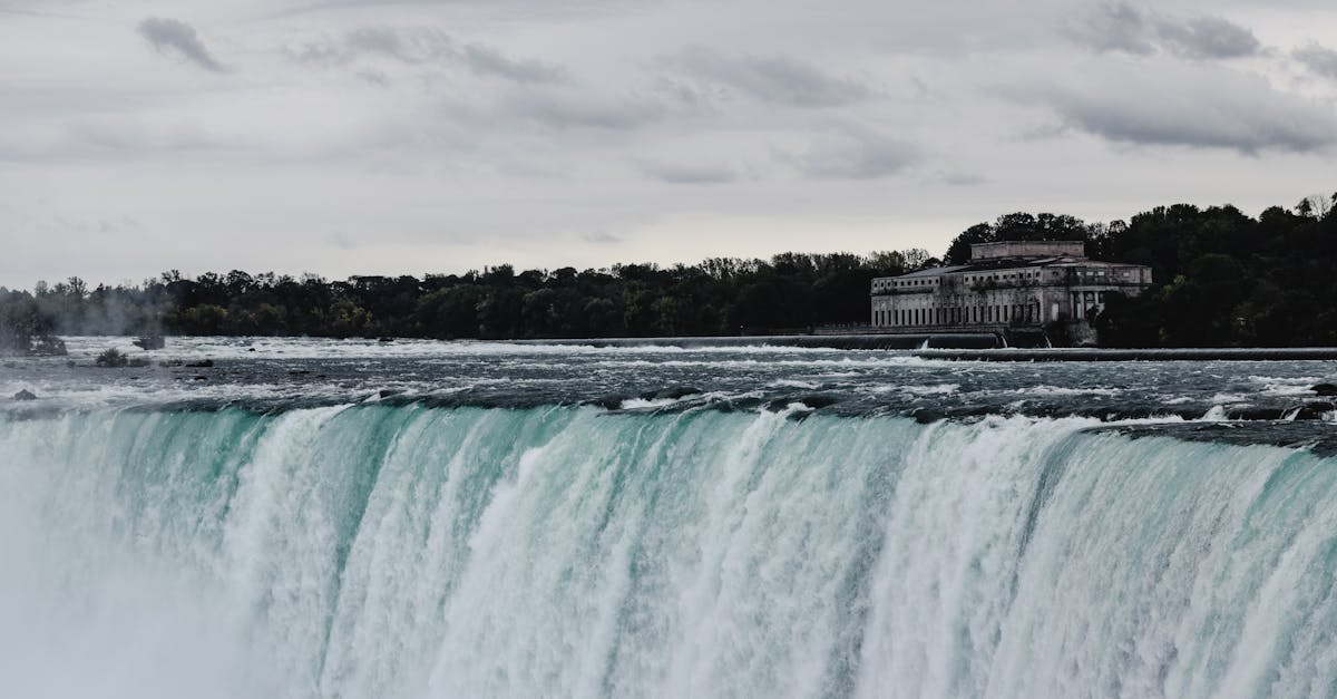 découvrez l'hydroélectricité : son fonctionnement, ses avantages écologiques et son rôle clé dans la production d'énergie renouvelable propre et durable en france.